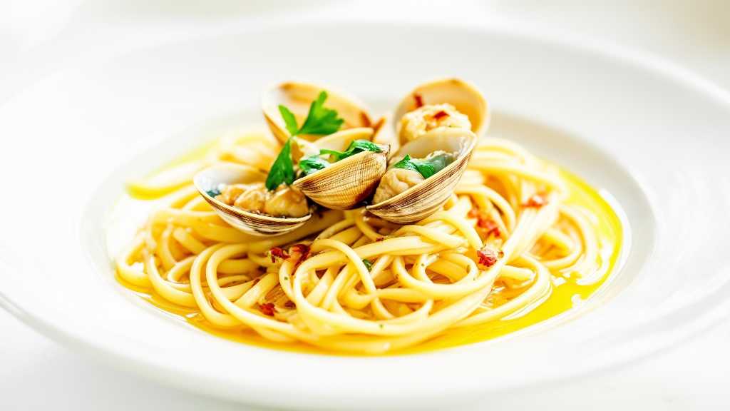 Clam Linguine in Garlic and Olive Oil Sauce