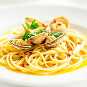 Clam Linguine in Garlic and Olive Oil Sauce